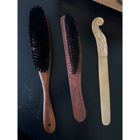 Esquire Footman Deluxe Vintage Shoe Shine Wooden Holder with Multiple Brushes - Picture 7 of 10